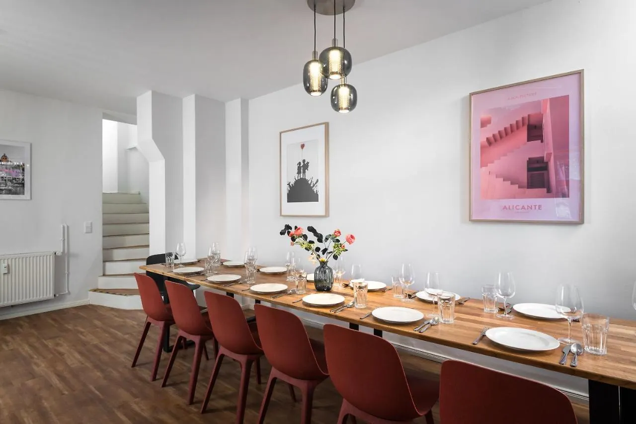 Sonnig Alexanderplatz: Spacious Group-Friendly Apartment Berlin
