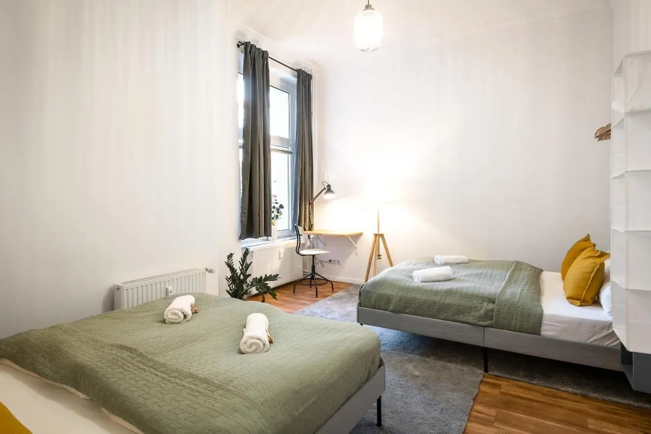 Sonnig Alexanderplatz: Spacious Group-Friendly Apartment Berlin